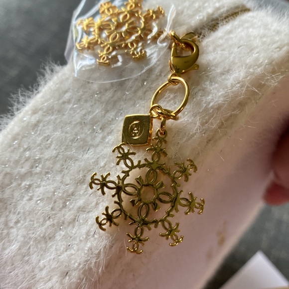 Chanel Holiday Gift Packaging - Picture 4 of 11